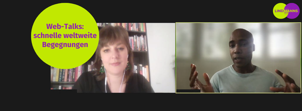 Screenshot eines Videoanrufs: eine Frau mit Kopfhörern sitzt vor einem Bücherregal, ein Mann gestikuliert beim Sprechen. Auf der linken Seite steht in einem gelben Kreis "Web-Talks: schnelle weltweite Begegnungen.".