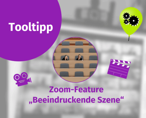 Eine Grafik mit einem lilafarbenen Kreis mit der Aufschrift "Tooltipp", einem zentralen Foto von zwei Personen in einem größtenteils leeren Hörsaal und einem Text darunter: "Zoom-Feature 'Beeindruckende Szene'", dazu Filmsymbole und eine Sprechblase.