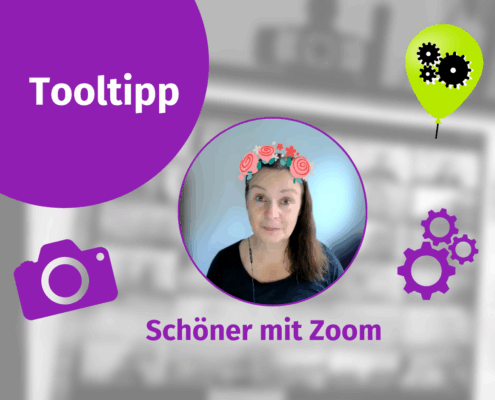Eine Grafik mit der Überschrift "Tooltipp" zeigt eine Frau mit einem Blumenkranzfilter, umgeben von Symbolen einer Kamera und Zahnrädern. Der Text darunter lautet "Schöner mit Zoom.