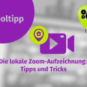 Lila Grafik mit Text "Tooltipp" und "Die lokale Zoom-Aufzeichnung: Tipps und Tricks". Ein lilafarbenes Videokamera-Symbol, eine gelbe Sprechblase mit Zahnradsymbolen und der Satz "Lokale Aufzeichnung Zoom" erscheinen auf einem verschwommenen grauen Hintergrund.