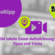 Lila Grafik mit Text "Tooltipp" und "Die lokale Zoom-Aufzeichnung: Tipps und Tricks". Ein lilafarbenes Videokamera-Symbol, eine gelbe Sprechblase mit Zahnradsymbolen und der Satz "Lokale Aufzeichnung Zoom" erscheinen auf einem verschwommenen grauen Hintergrund.