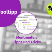 Vorschaubild Tooltipp Menti Die lila-grüne Grafik mit dem Titel "Tooltipp" zeigt eine Wortwolke mit Begriffen wie "interaktiv" und "mitmachen". Darunter steht der Text "Mentimeter: Tipps und Tricks". Rechts ist eine grüne Sprechblase mit Zahnrädern zu sehen, die auf die Funktion Fragetool Umfrage hinweist. Der Hintergrund ist unscharf.