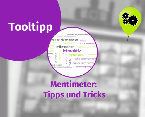 Die lila-grüne Grafik mit dem Titel "Tooltipp" zeigt eine Wortwolke mit Begriffen wie "interaktiv" und "mitmachen". Darunter steht der Text "Mentimeter: Tipps und Tricks". Rechts ist eine grüne Sprechblase mit Zahnrädern zu sehen, die auf die Funktion Fragetool Umfrage hinweist. Der Hintergrund ist unscharf.