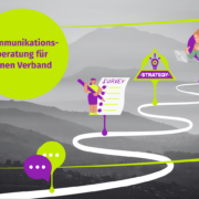 Ein gewundener weißer Weg durchquert eine Berglandschaft in Graustufen. Entlang des Weges erscheinen Symbole für Gespräche, Umfragen, Strategien und eine Frau an einem Laptop. In einem grünen Kreis steht "Kommunikationsberatung für einen Verband".