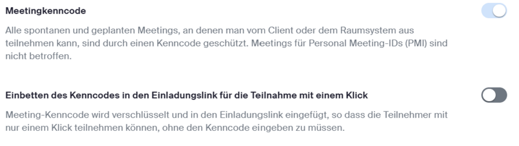 Die Einstellung Meetingkenncode aktivieren und die Einstellung Einbetten des Kenncodes in den Einladungslink für die Teilnahme mit einem Klick deaktivieren.