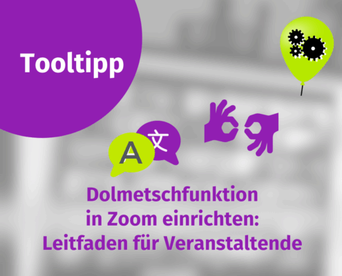 Lila und grüne Grafik mit Symbolen für Dolmetschfunktion und Übersetzung. Text: "Tooltipp. Dolmetschfunktion in Zoom einrichten: Leitfaden für Veranstaltende" auf unscharfem Hintergrund. Ballon mit Zahnradsymbolen oben rechts.