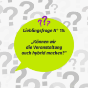 Eine große grüne Sprechblase mit lila Fragezeichen enthält deutschen Text: "Lieblingsfrage Nr 15: Können wir die Veranstaltung auch hybrid machen?" Der Hintergrund ist mit grauen Fragezeichen gefüllt.