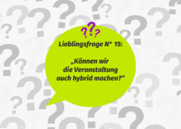 Eine große grüne Sprechblase mit lila Fragezeichen enthält deutschen Text: "Lieblingsfrage Nr 15: Können wir die Veranstaltung auch hybrid machen?" Der Hintergrund ist mit grauen Fragezeichen gefüllt.