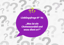 Eine große lila Sprechblase mit grünen Fragezeichen enthält deutschen Text: "Lieblingsfrage Nr 14: Was ist ein Chatwasserfall und wozu dient er?" Der Hintergrund ist mit grauen Fragezeichen gefüllt.