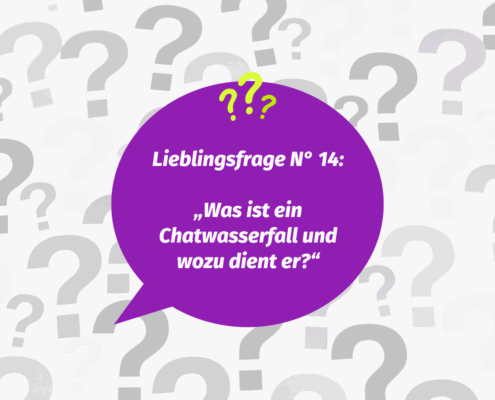 Eine große lila Sprechblase mit grünen Fragezeichen enthält deutschen Text: "Lieblingsfrage Nr 14: Was ist ein Chatwasserfall und wozu dient er?" Der Hintergrund ist mit grauen Fragezeichen gefüllt.