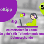 Illustration mit dem Titel "Tooltipp" und Text "Dolmetschen in Zoom: So geht's für Teilnehmende und Dolmetschende". Eine Person mit einem Headset sitzt an einem Laptop, Icons für Sprache und Übersetzung um sie herum.