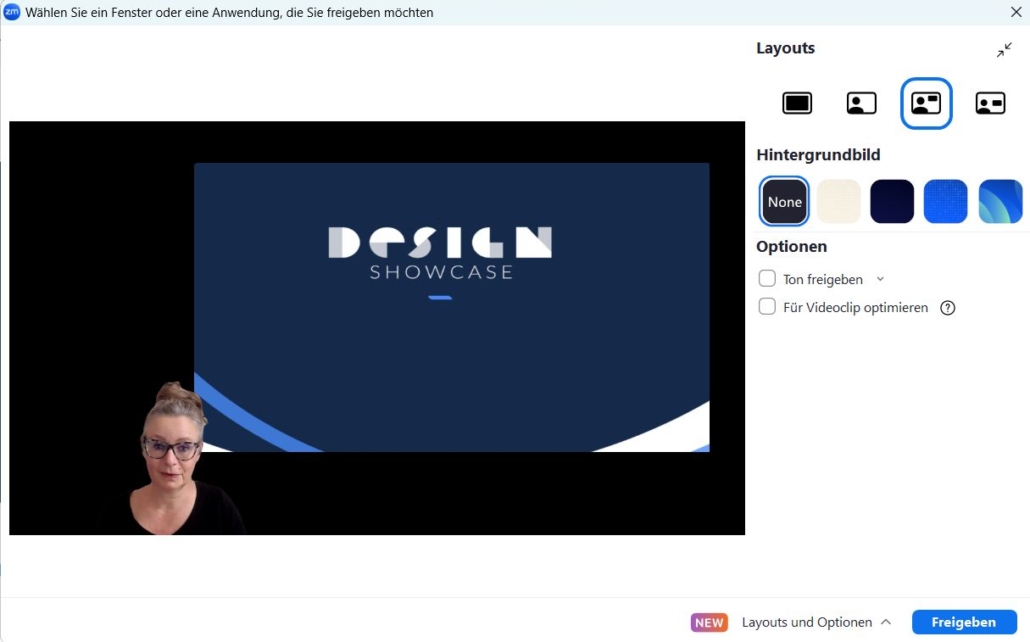 Ein Zoom Bildschirm-Teilen Interface auf Deutsch zeigt den Nutzer unten links und die blaue "Design Showcase"-Folie als geteilten Bildschirm. Rechts sind verschiedene Layout-Optionen für den Hintergrund sichtbar.