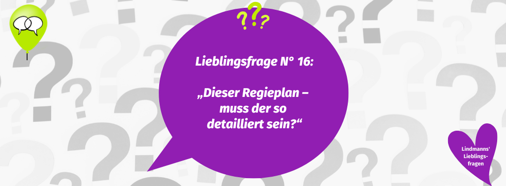 Eine lila Sprechblase mit deutschem Text: "Lieblingsfrage Nr. 16: 'Dieser Regieplan - muss der so detailliert sein?'" erscheint auf einem Hintergrund aus hell- und dunkelgrauen Fragezeichen, mit grünen und violetten Symbolen - ideal für hybride Veranstaltungen.