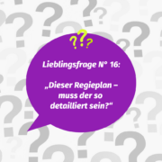 Eine lila Sprechblase mit deutschem Text fragt: "Lieblingsfrage Nº 16: Muss der Regieplan wirklich so detailliert sein?" Im Hintergrund sind graue Fragezeichen zu sehen.