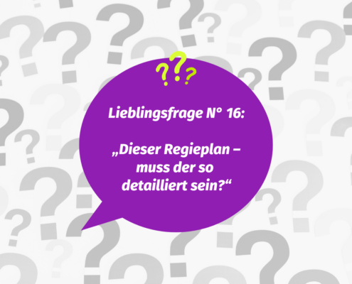 Eine lila Sprechblase mit deutschem Text fragt: "Lieblingsfrage Nº 16: Muss der Regieplan wirklich so detailliert sein?" Im Hintergrund sind graue Fragezeichen zu sehen.