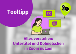 Eine Grafik mit der Überschrift "Tooltipp", die eine Frau an einem Laptop zeigt, die Zoom benutzt, Icons für Beschriftungen, Dolmetschen und Handgesten-Erkennung sowie den Text: "Alles verstehen: Untertitel und Dolmetschen in Zoom nutzen". Auf der rechten Seite befindet sich eine Sprechblase mit Zahnradsymbolen.