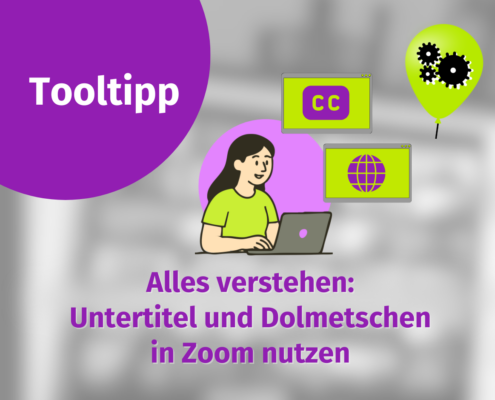 Eine Grafik mit der Überschrift "Tooltipp", die eine Frau an einem Laptop zeigt, die Zoom benutzt, Icons für Beschriftungen, Dolmetschen und Handgesten-Erkennung sowie den Text: "Alles verstehen: Untertitel und Dolmetschen in Zoom nutzen". Auf der rechten Seite befindet sich eine Sprechblase mit Zahnradsymbolen.