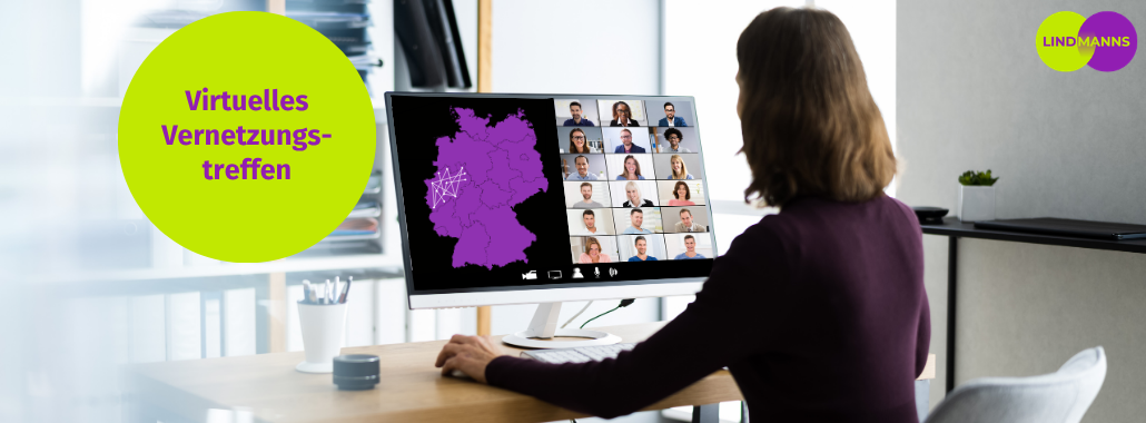 Eine Person an einem Schreibtisch nimmt an einem Videogespräch auf einem Computer teil. Der Bildschirm zeigt eine Deutschlandkarte mit einem Netz im Bundesland Nordrhein-Westfalen und mehreren Personen in Videochatfenstern. Der Text lautet: "Virtuelles Vernetzungstreffen"
