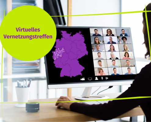 Eine Person an einem Schreibtisch nimmt an einem Videogespräch auf einem Computer teil. Der Bildschirm zeigt eine Deutschlandkarte mit einem Netz im Bundesland Nordrhein-Westfalen und mehreren Personen in Videochatfenstern. Der Text lautet: "Virtuelles Vernetzungstreffen"