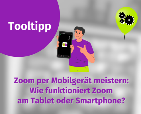 Eine Cartoon-Person hält ein Smartphone mit der Zoom-App auf dem Bildschirm. Der Text lautet: "Tooltipp. Zoom am Tablet und Smartphone meistern: Wie funktioniert Zoom am Tablet oder Smartphone?" In der Ecke befindet sich ein grüner Ballon mit Zahnrädern.