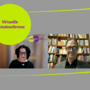 Screenshot einer Online-Klimakonferenz, mit einer Frau und einem Mann in separaten Video-Fenstern. Im Hintergrund sind Bücherregale und ein großer grüner Kreis mit der Aufschrift "Virtuelle Klimakonferenz: Virtuelles Vernetzungstreffen".