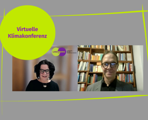 Screenshot einer Online-Klimakonferenz, mit einer Frau und einem Mann in separaten Video-Fenstern. Im Hintergrund sind Bücherregale und ein großer grüner Kreis mit der Aufschrift "Virtuelle Klimakonferenz: Virtuelles Vernetzungstreffen".