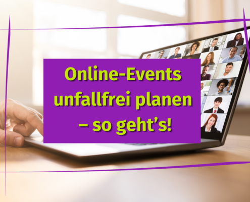 Ein Laptop zeigt eine Online-Veranstaltung mit vielen Teilnehmern. Overlay-Text auf Deutsch: "Online-Events unfallfrei planen - so geht's!" Eine Hand ruht auf dem Laptop, und lila Linien umrahmen das Bild - perfekt für alle, die eine Online-Veranstaltung planen.