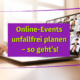 Ein Laptop zeigt eine Online-Veranstaltung mit vielen Teilnehmern. Overlay-Text auf Deutsch: "Online-Events unfallfrei planen - so geht's!" Eine Hand ruht auf dem Laptop, und lila Linien umrahmen das Bild - perfekt für alle, die eine Online-Veranstaltung planen.
